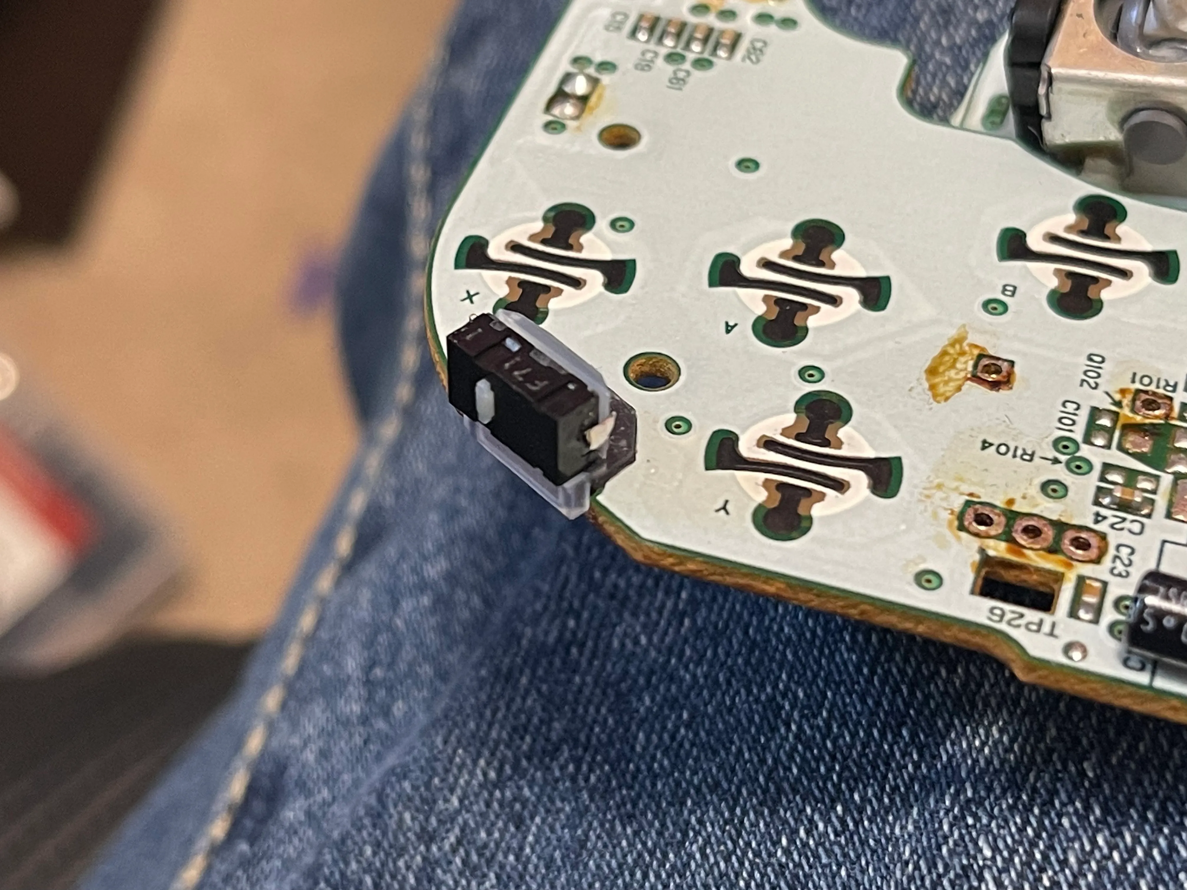 Source https://github.com/SimpleControllers/gcc-mouseswitch-z/blob/5921761967372265d440e1abc2c62b5f3ab9b7b9/InstallImage.jpg (MIT)