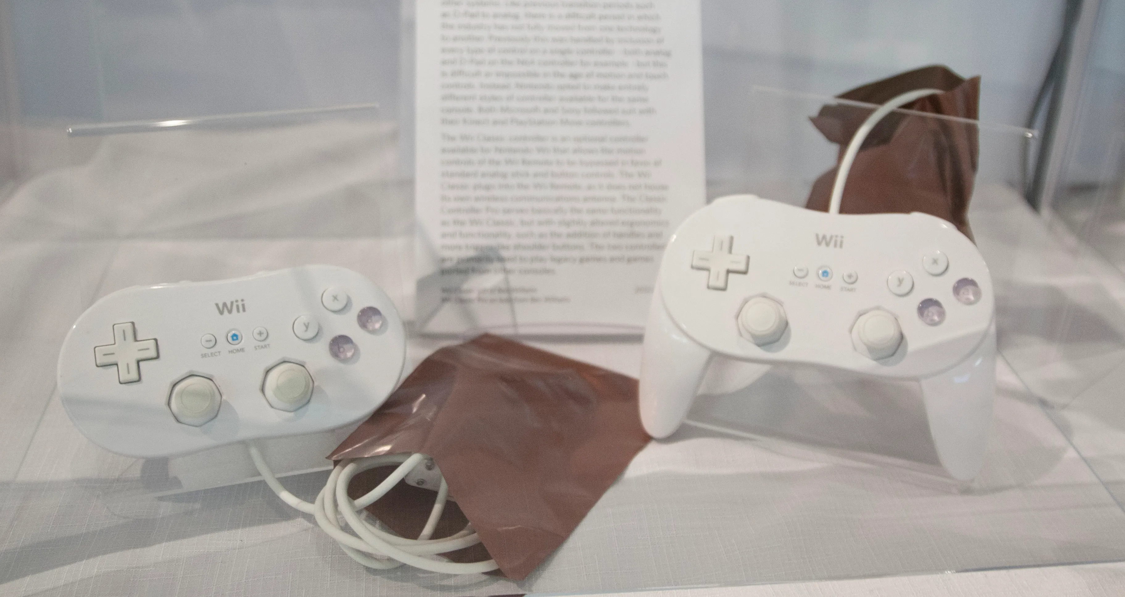 Source https://commons.wikimedia.org/wiki/File:Wii_Classic_and_Wii_Classic_Pro_(7973398660).jpg (CC BY 2.0)